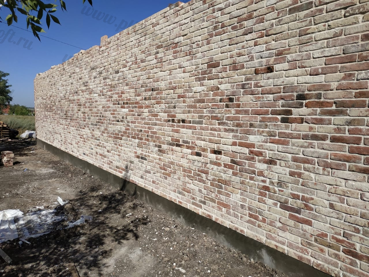 Забор из старинного кирпича