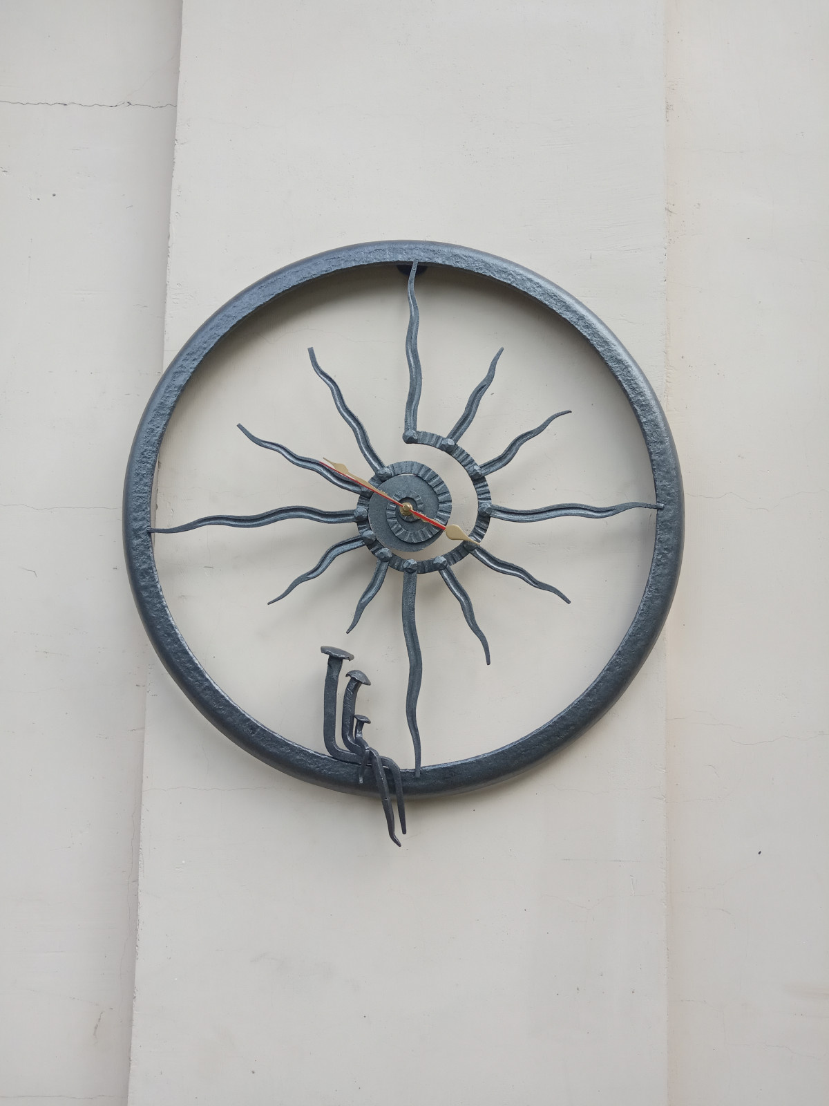 Часы настенные "Гвозди"