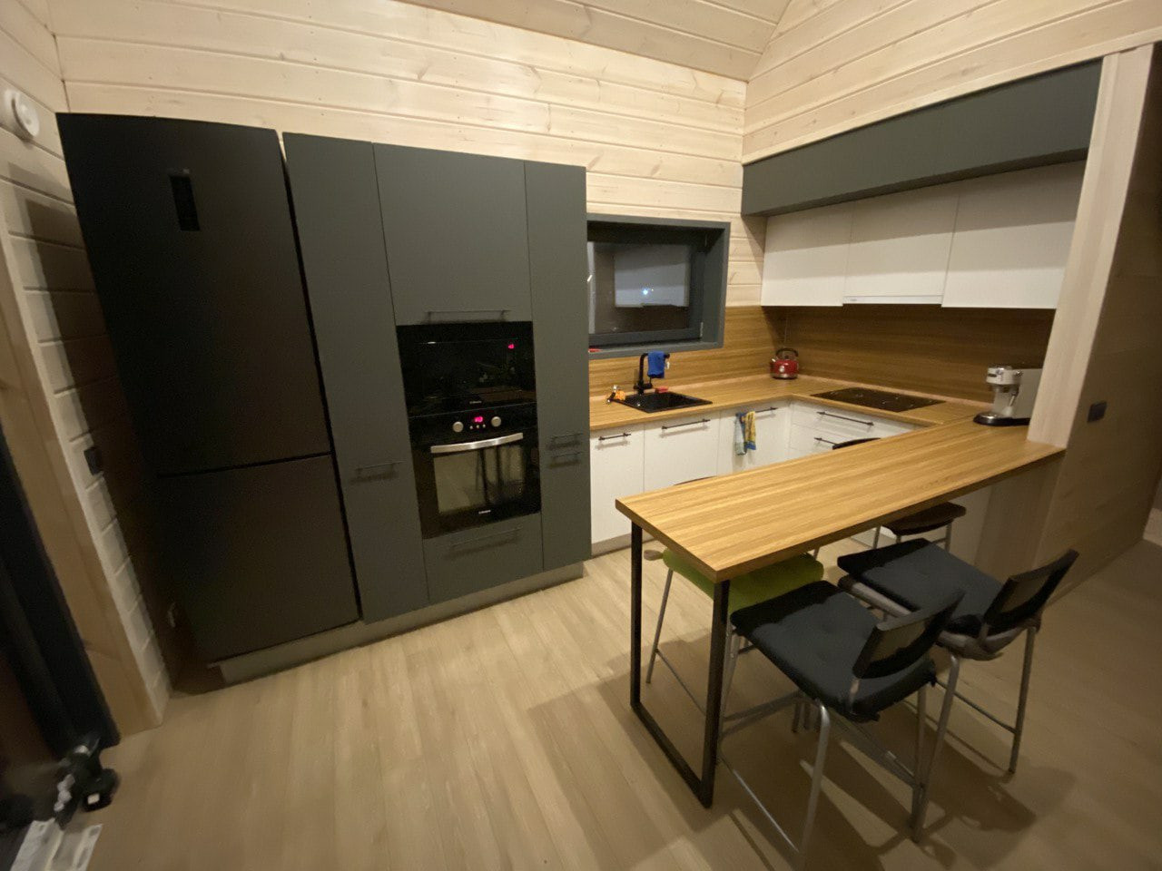 Встроенная матовая кухня в частном доме