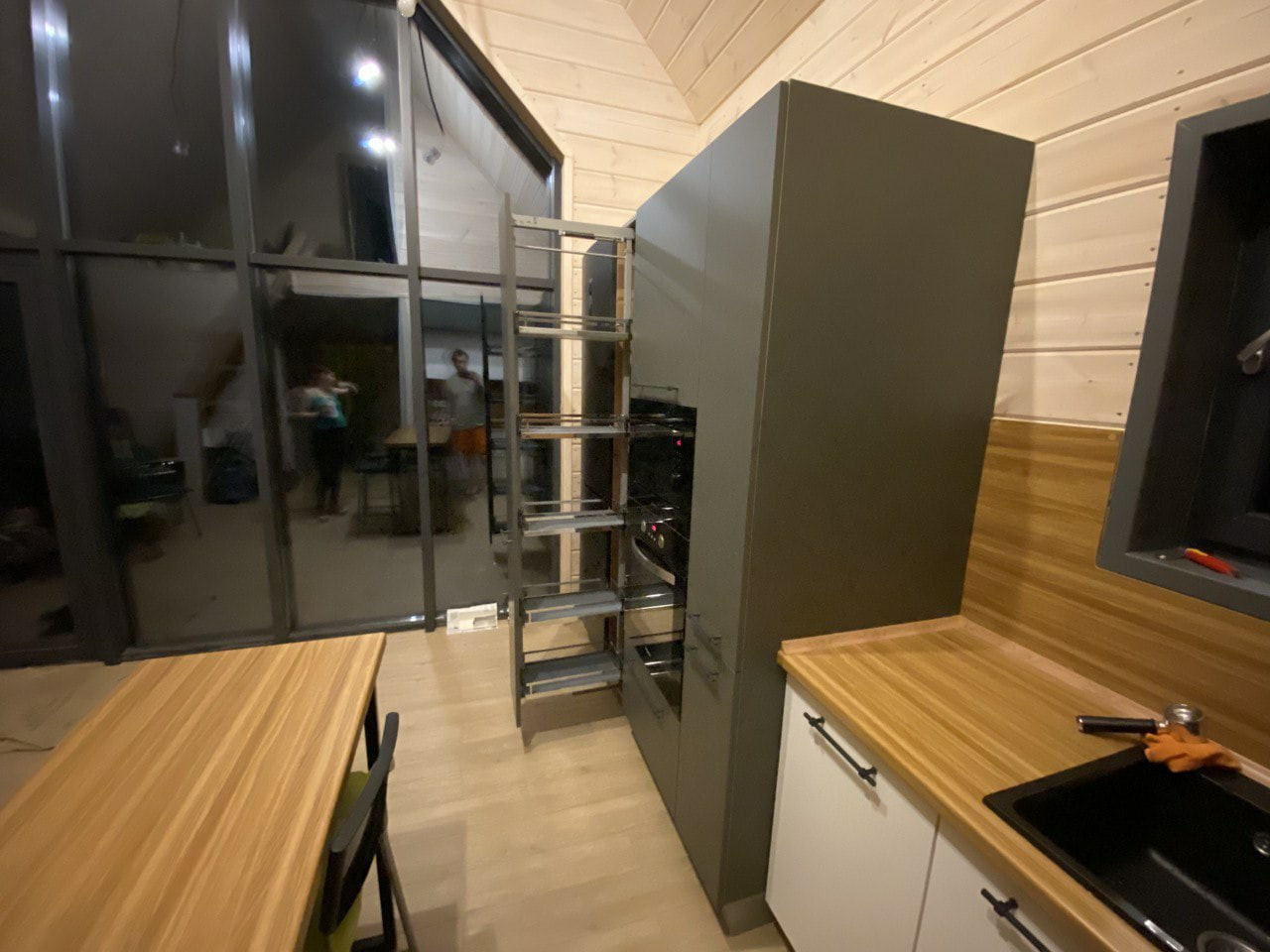 Встроенная матовая кухня в частном доме