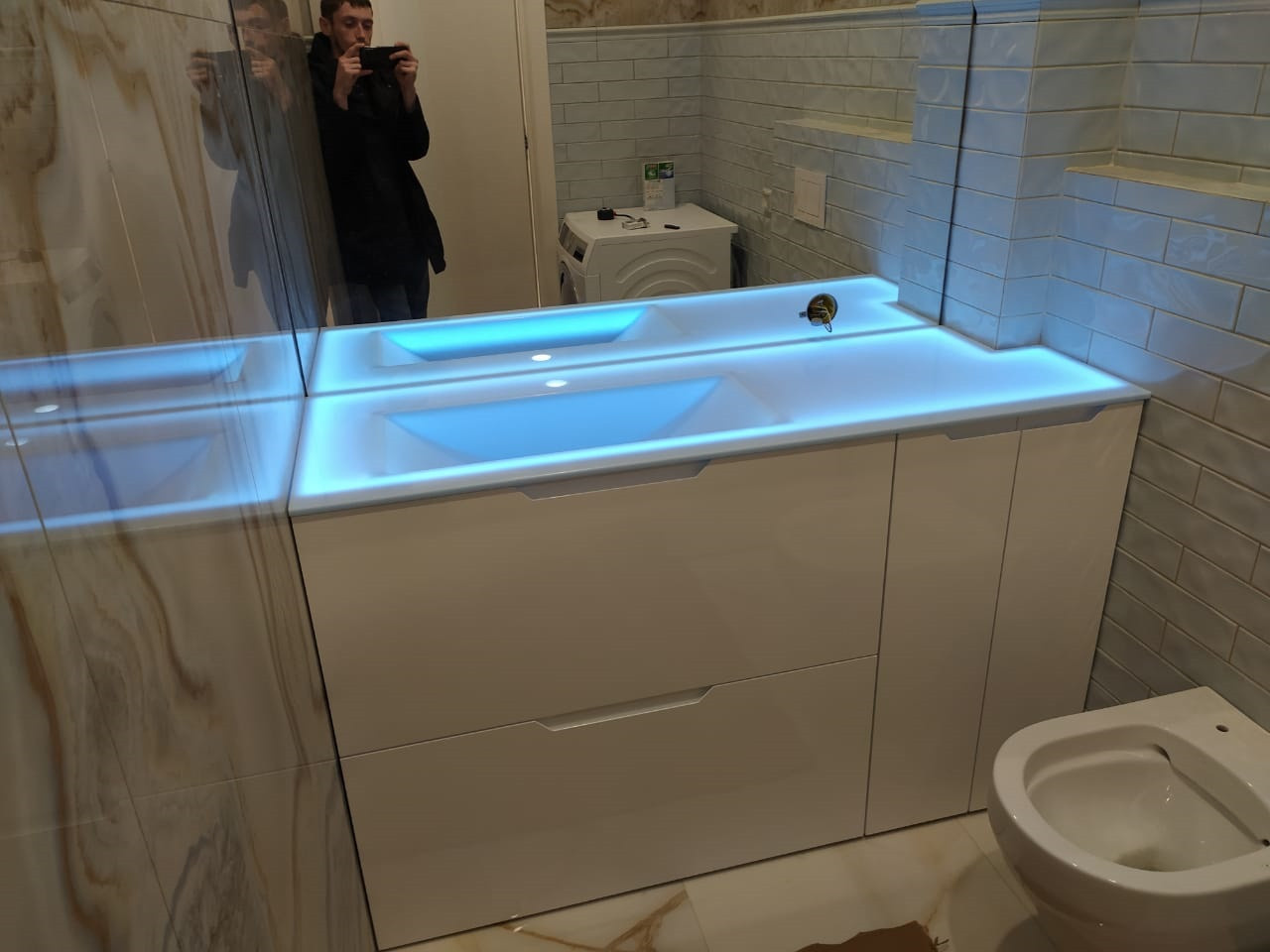Столешница из искусственного камня Hi-Macs S303 Sapphire Lucent с подсветкой