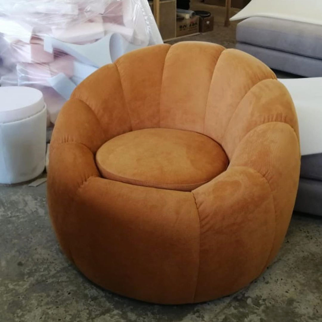 Пуфы и кресла