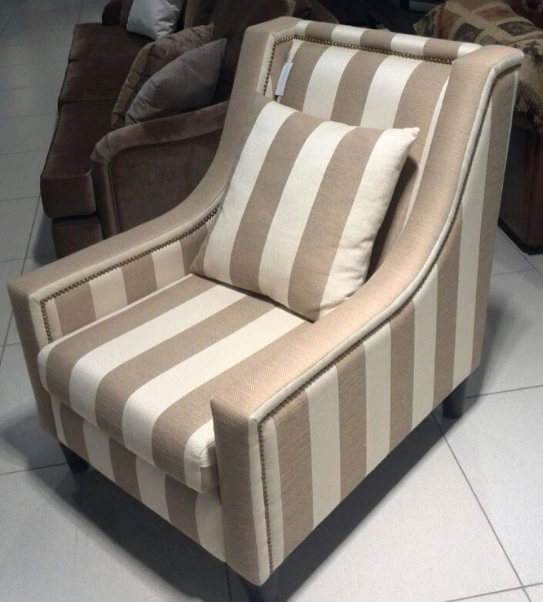 Пуфы и кресла