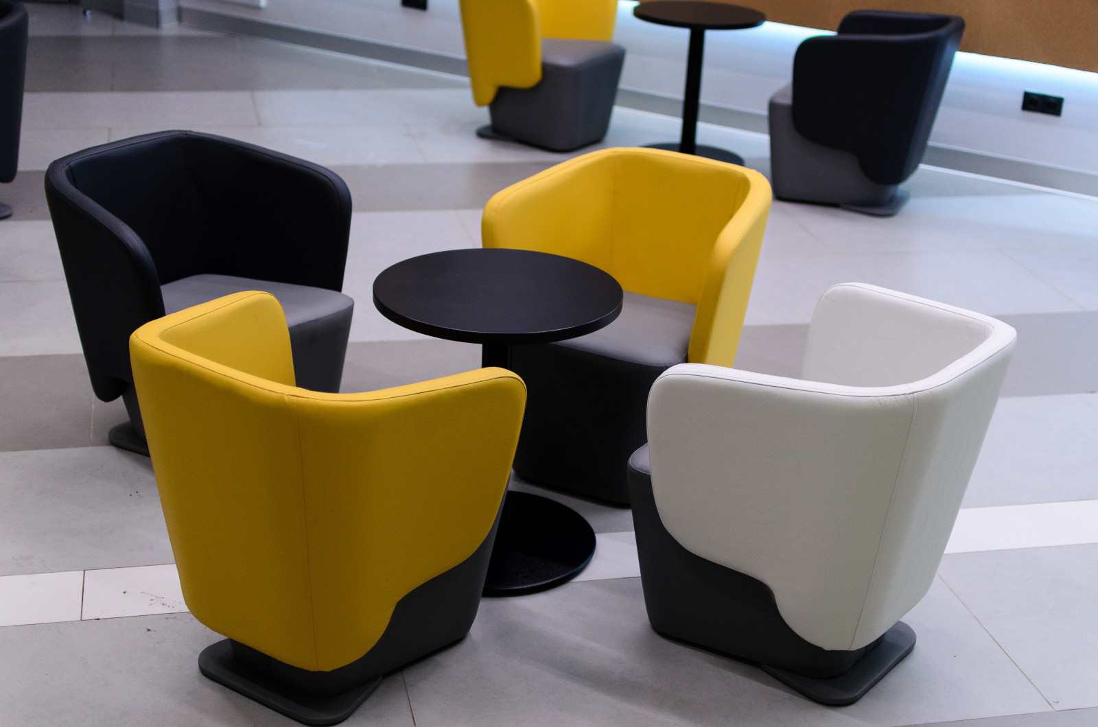 Пуфы и кресла