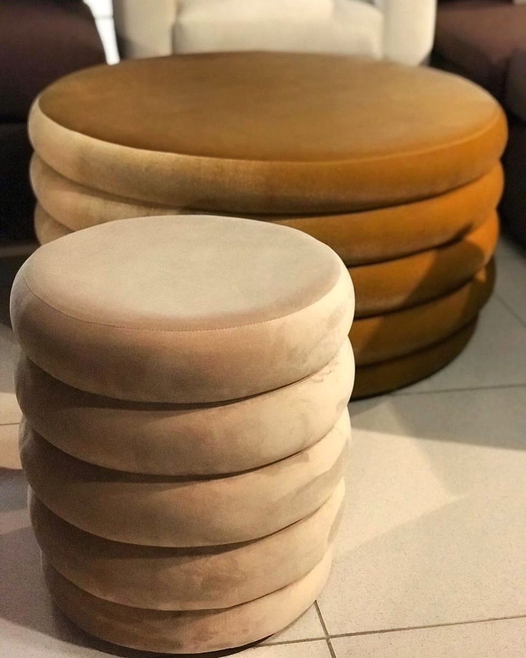 Пуфы и кресла