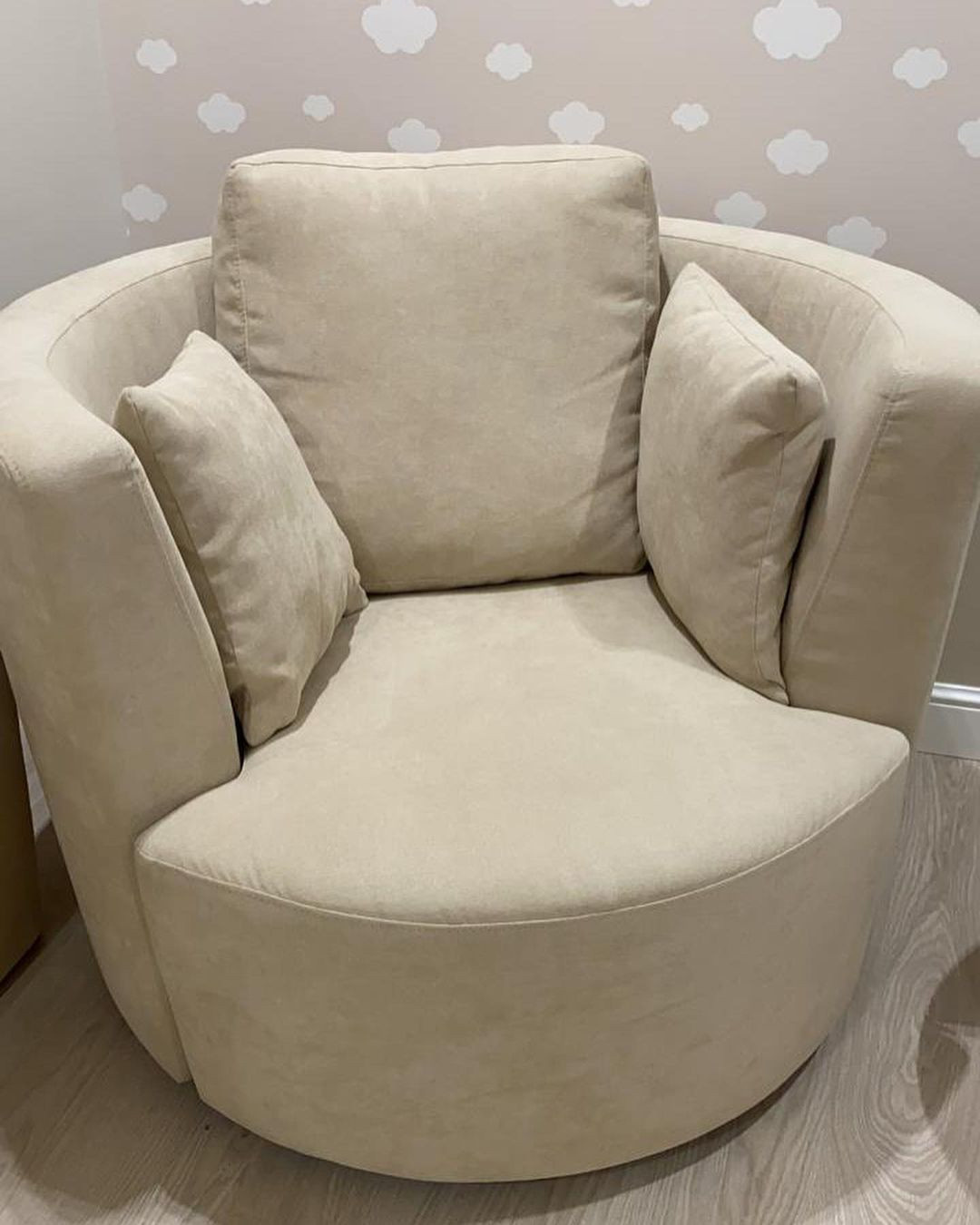 Пуфы и кресла