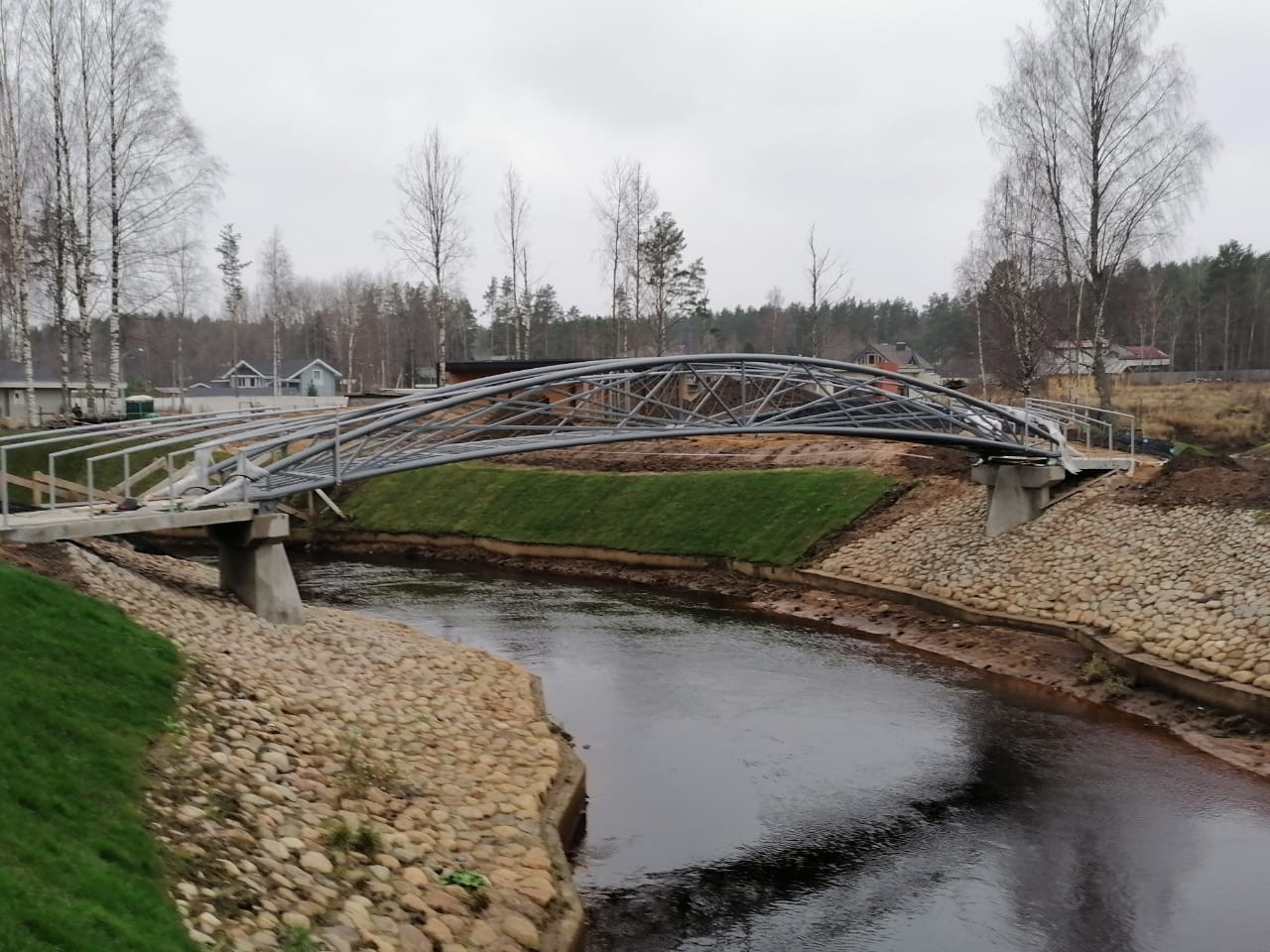 Дизайнерский мост , через речку
