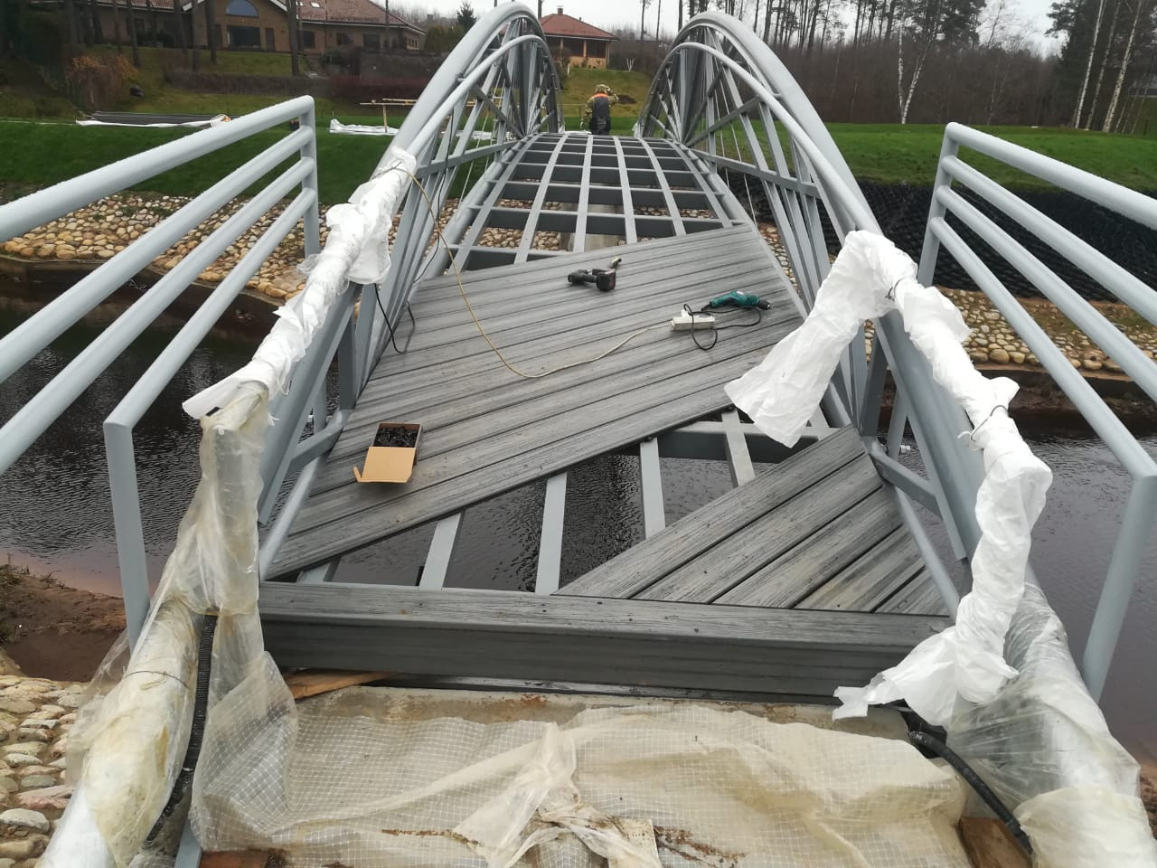 Дизайнерский мост , через речку