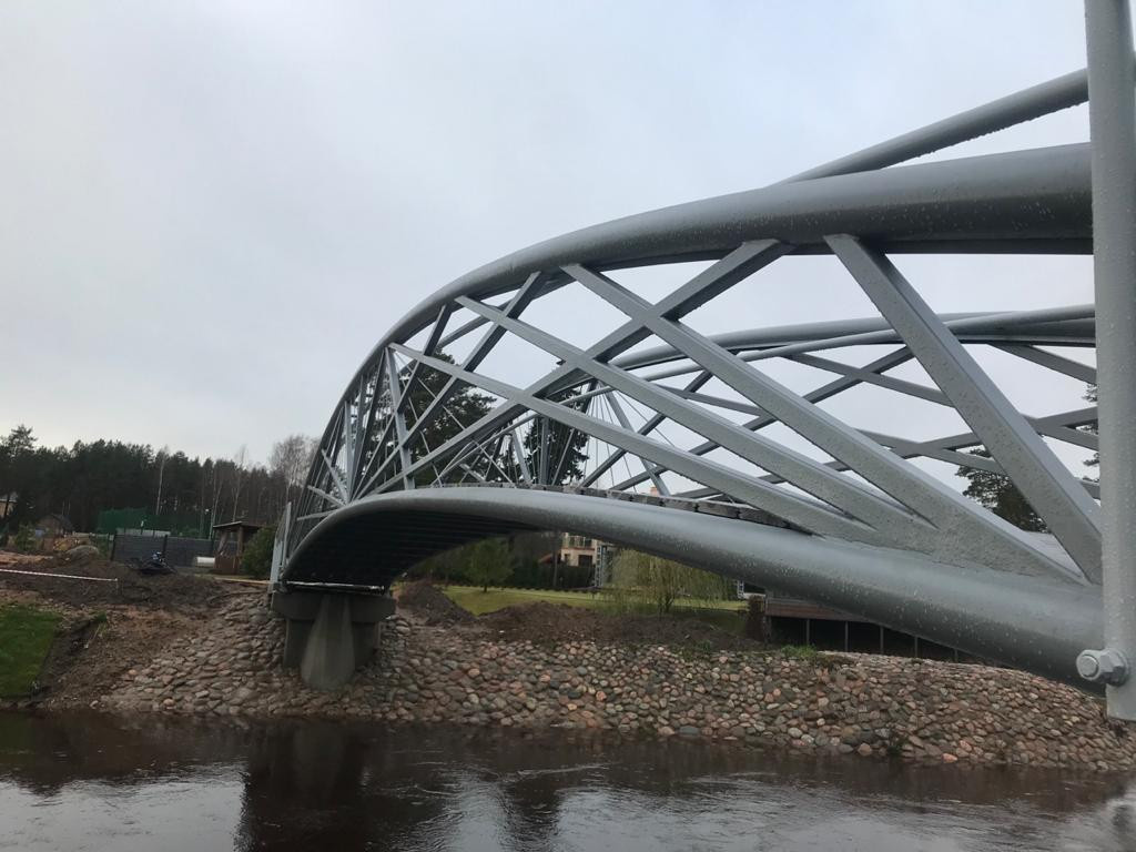 Дизайнерский мост , через речку