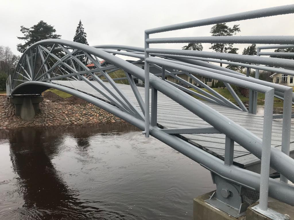 Дизайнерский мост , через речку