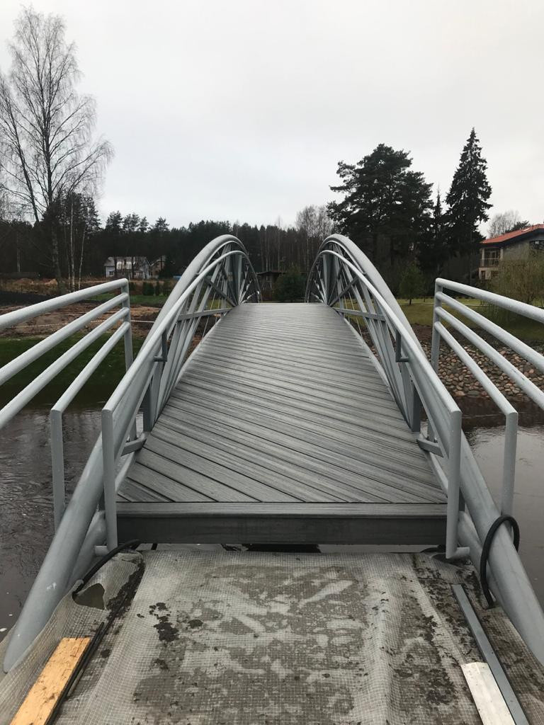 Дизайнерский мост , через речку