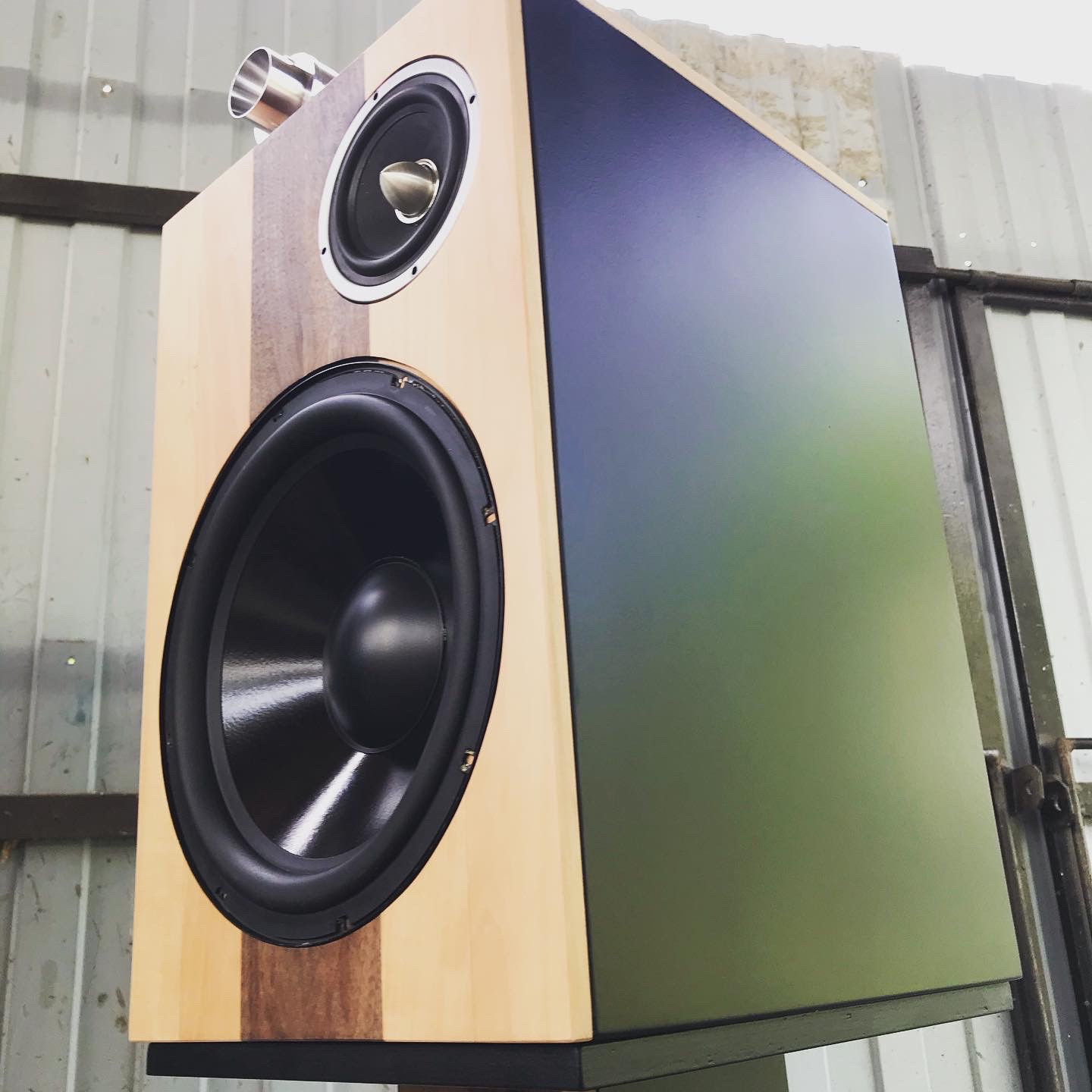 Акустика из груши и ореха.