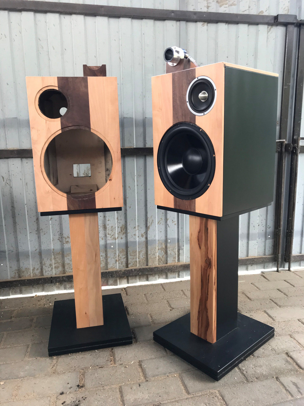 Акустика из груши и ореха.