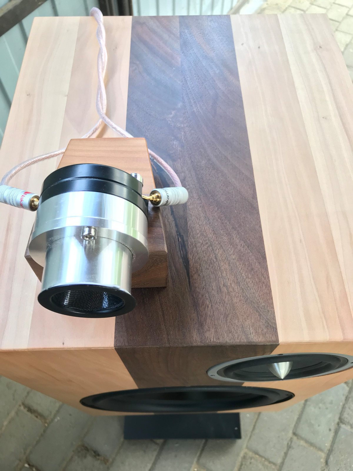 Акустика из груши и ореха.