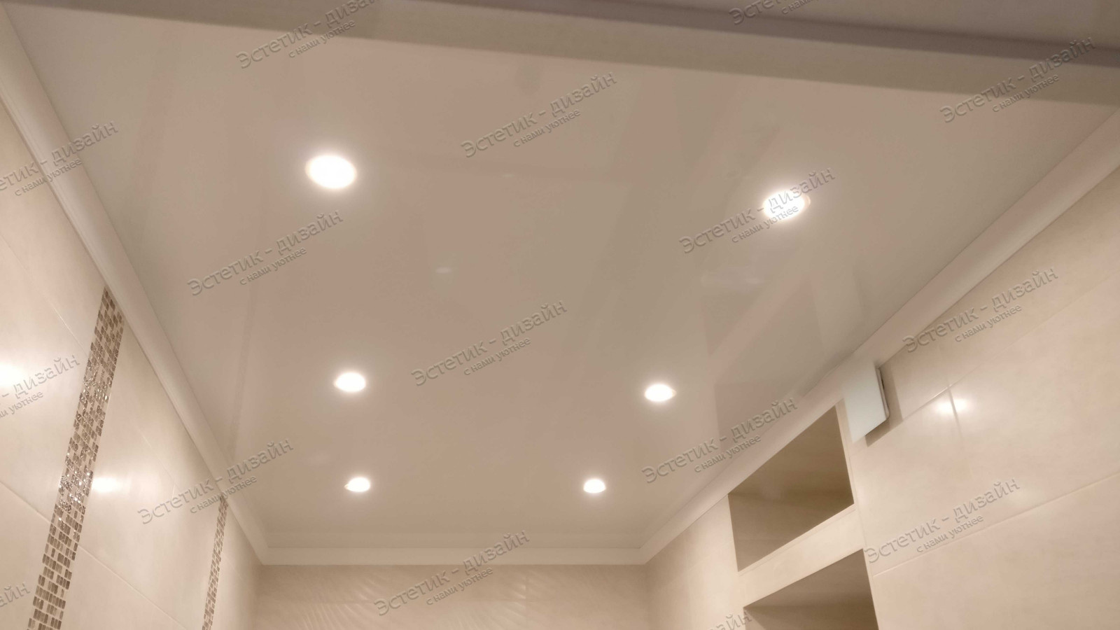 Натяжной потолок в ванной