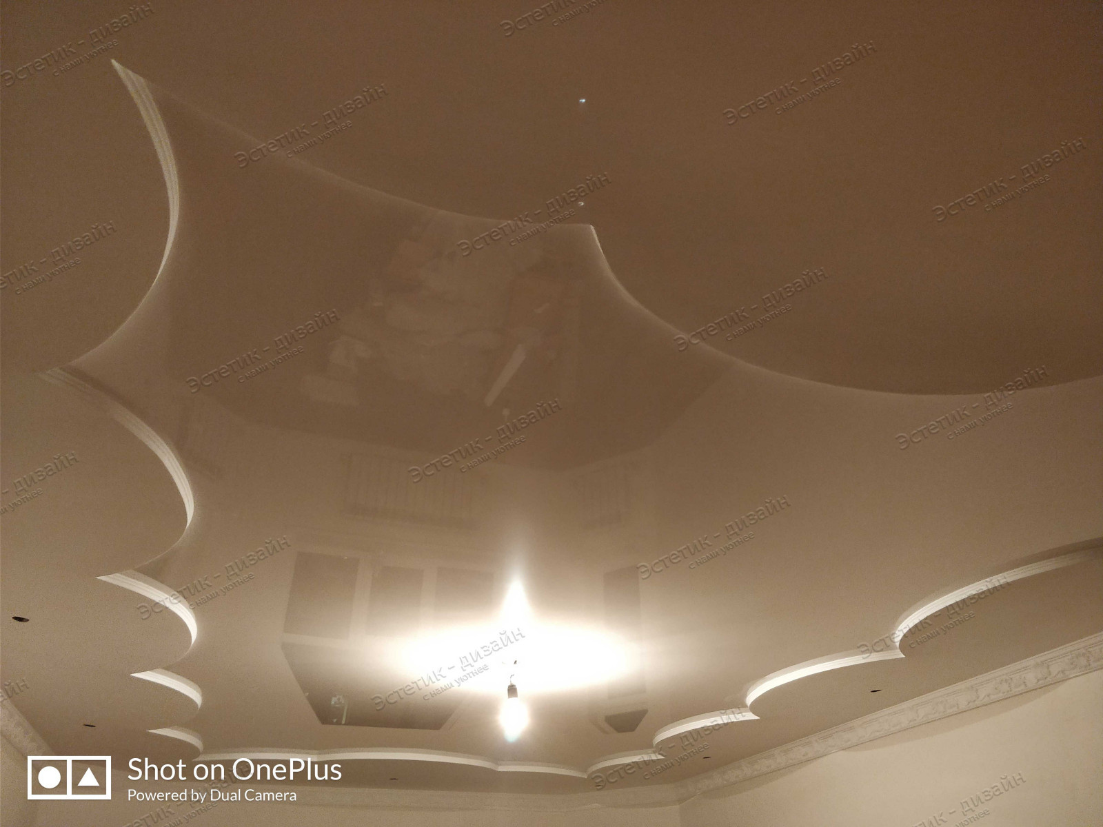 Натяжной потолок в гостиной