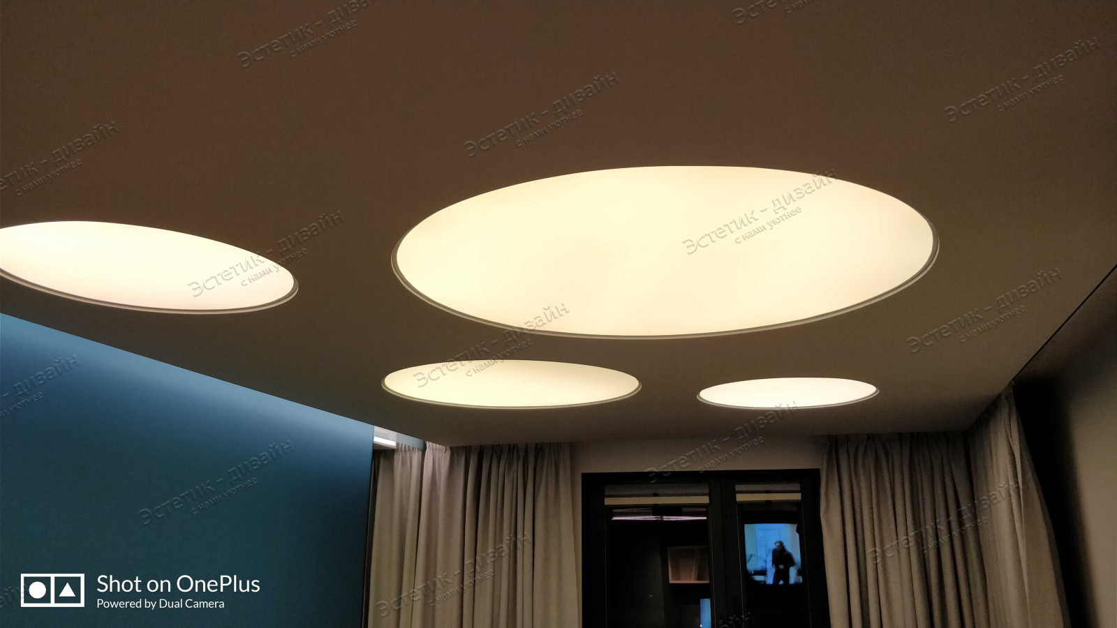 Натяжной потолок в зале