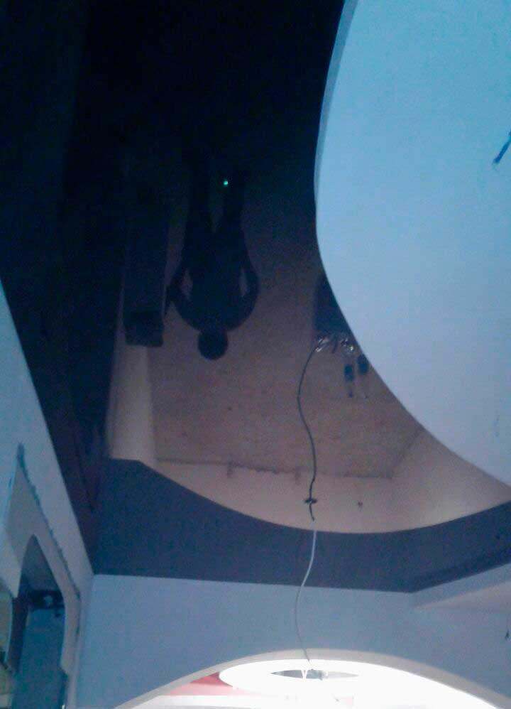 Глянцевый натяжной потолок