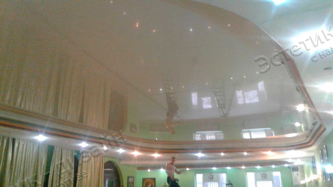 Натяжной потолок в кафе