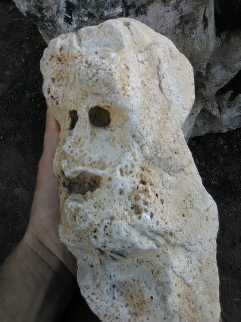 Искусственный пруд с островом и водопадом