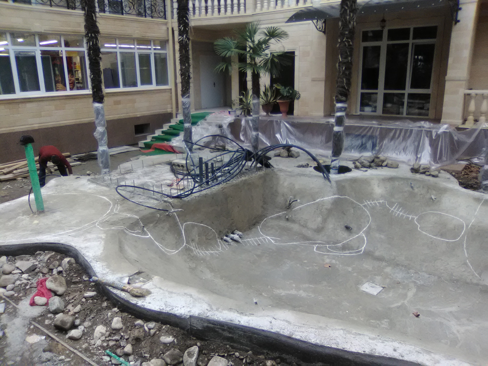 Искусственный пруд с водопадом в отеле в Сочи.