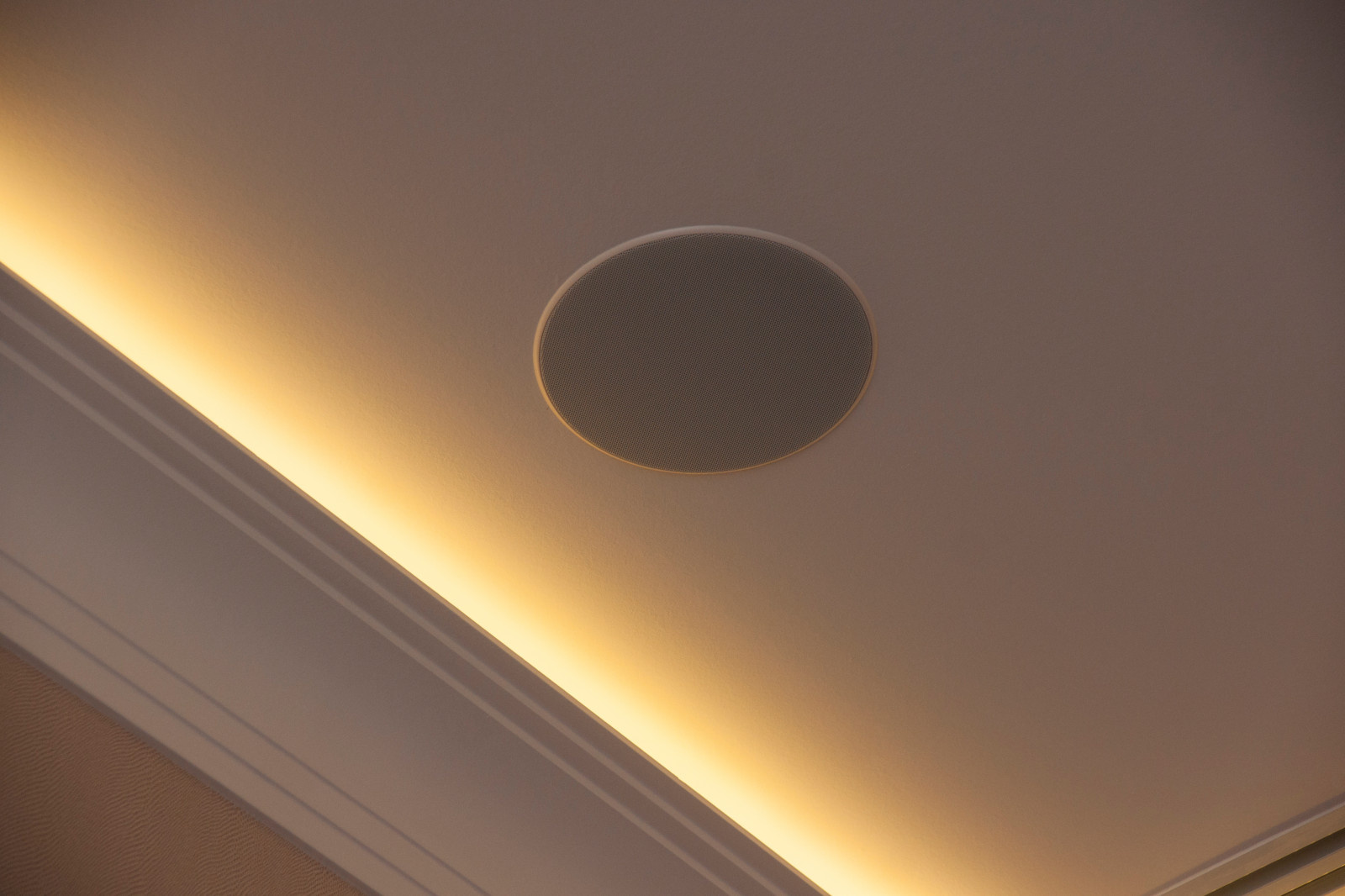 Встроенная в потолок акустика