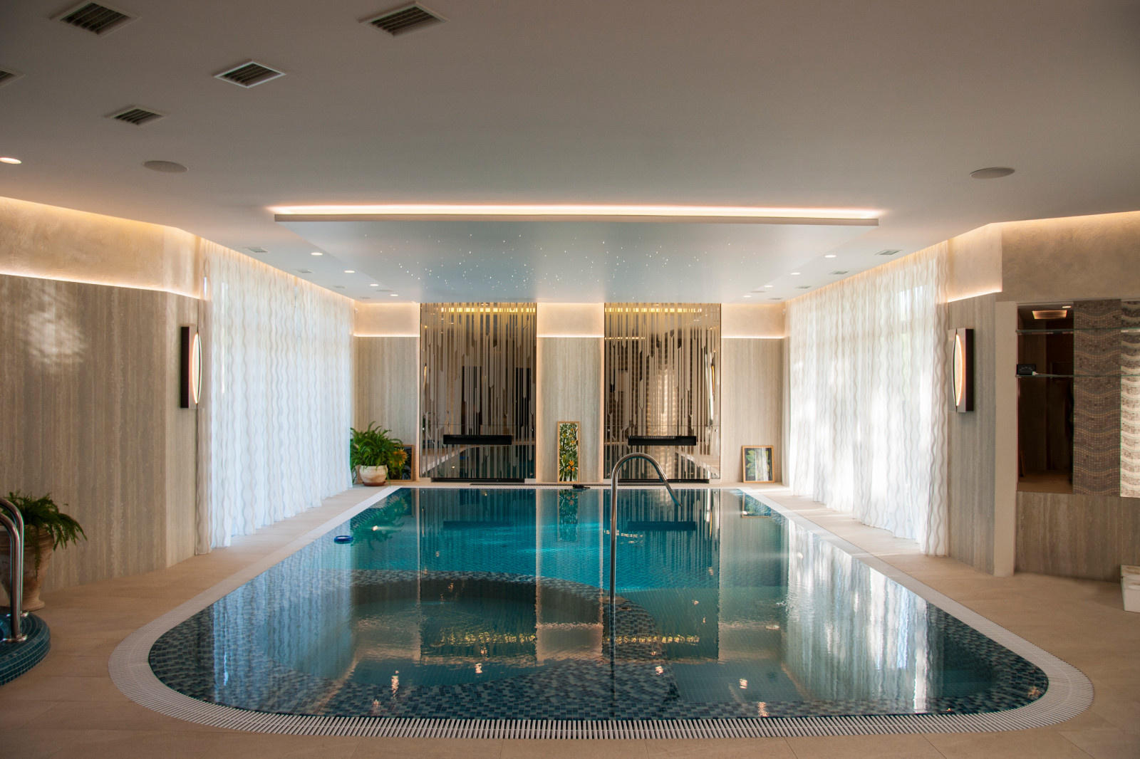 Встроенная в потолок акустика в бассейне