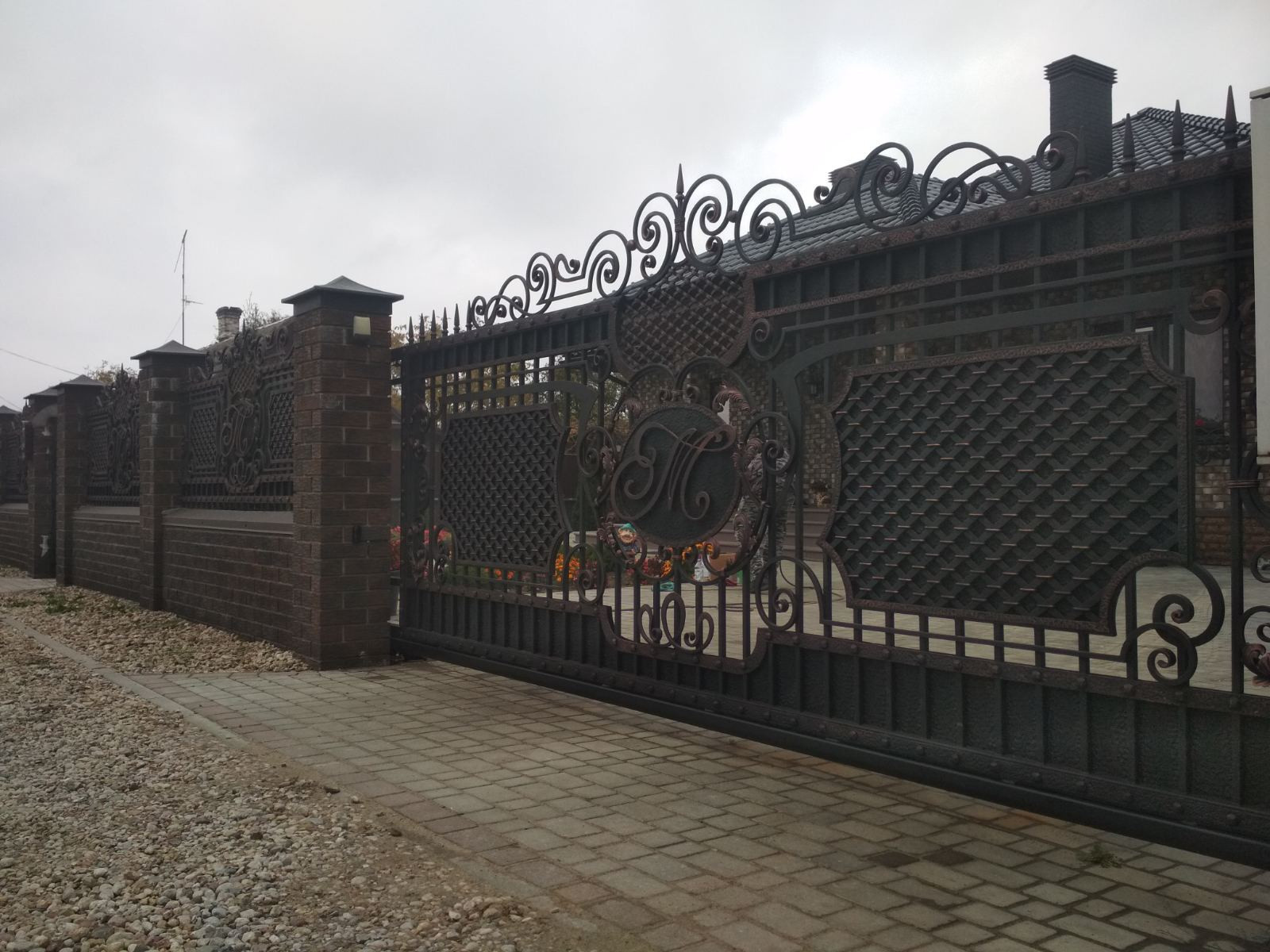 Ограждение загородного дома.
