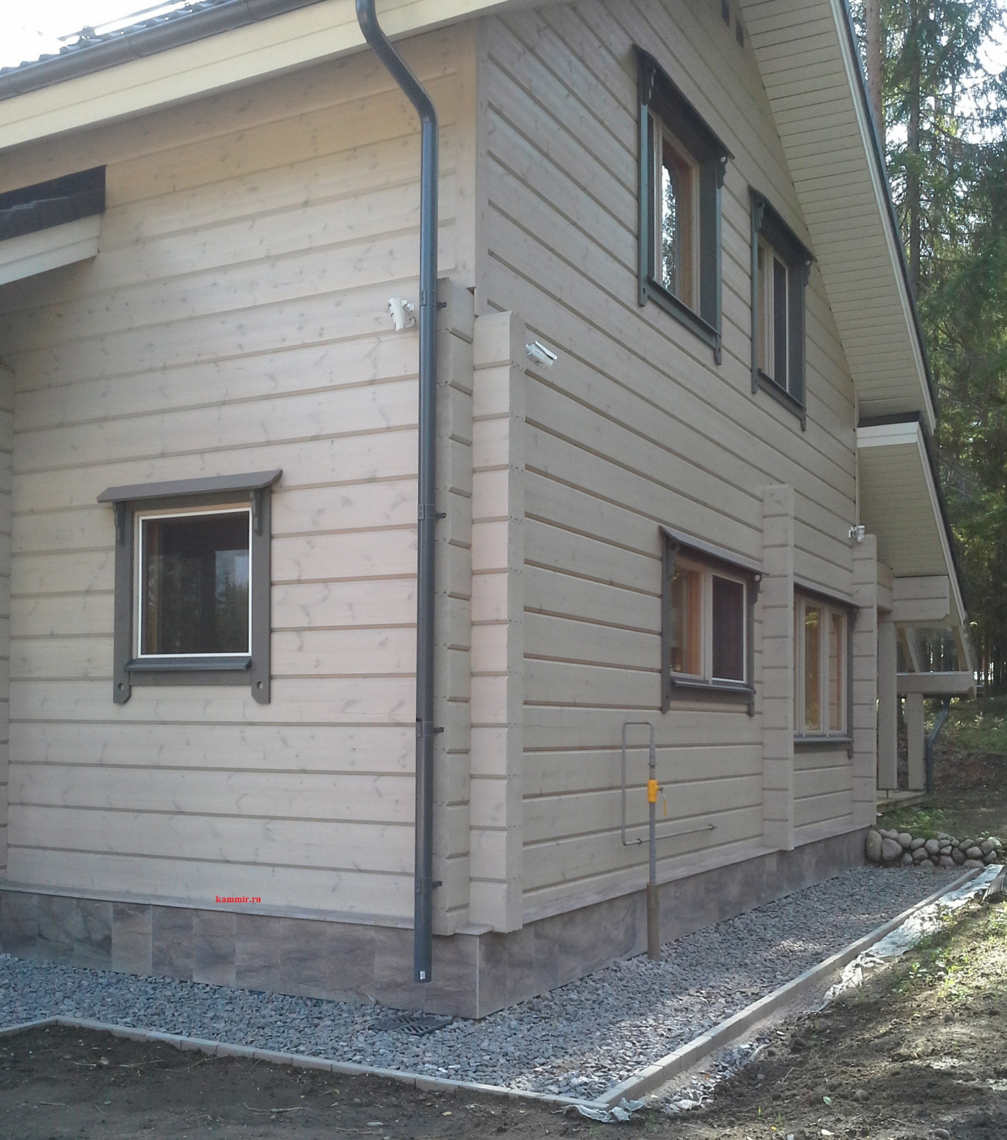 Манушак на цоколе дома Honka