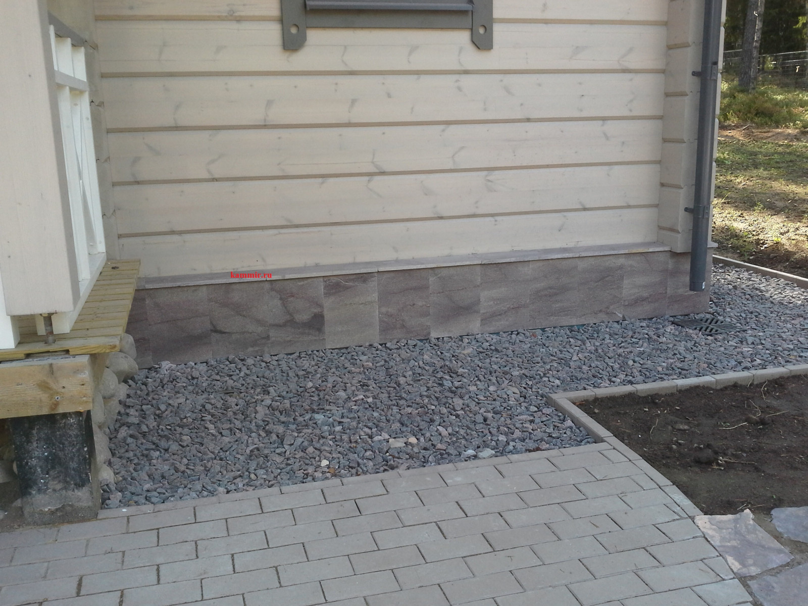 Манушак на цоколе дома Honka