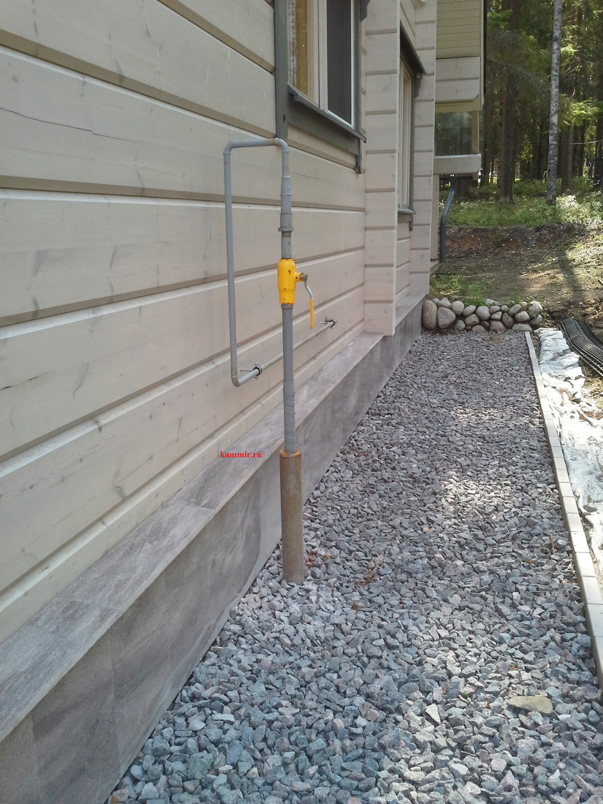 Манушак на цоколе дома Honka