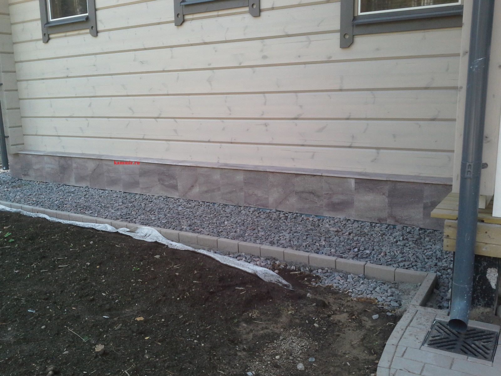 Манушак на цоколе дома Honka