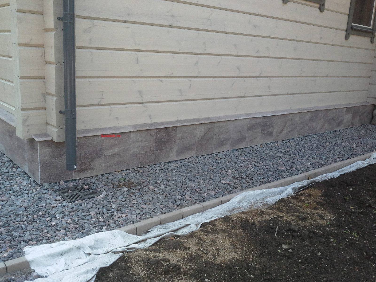 Манушак на цоколе дома Honka