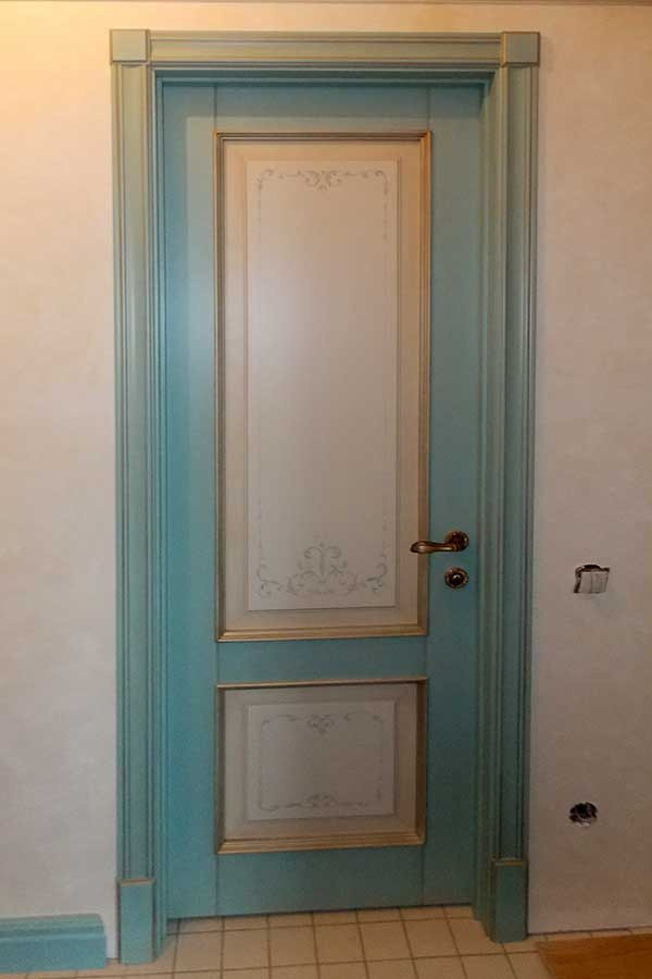 Окрашенные двери