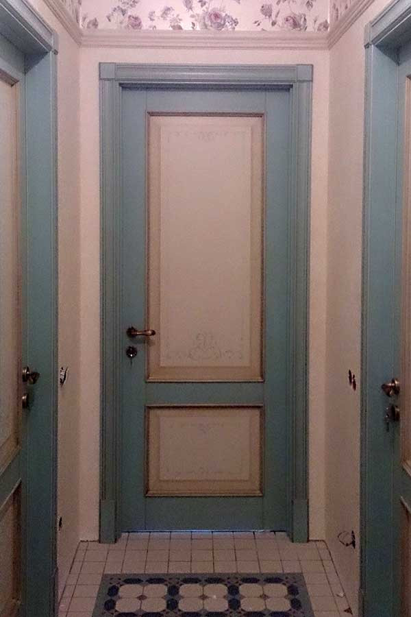 Окрашенные двери