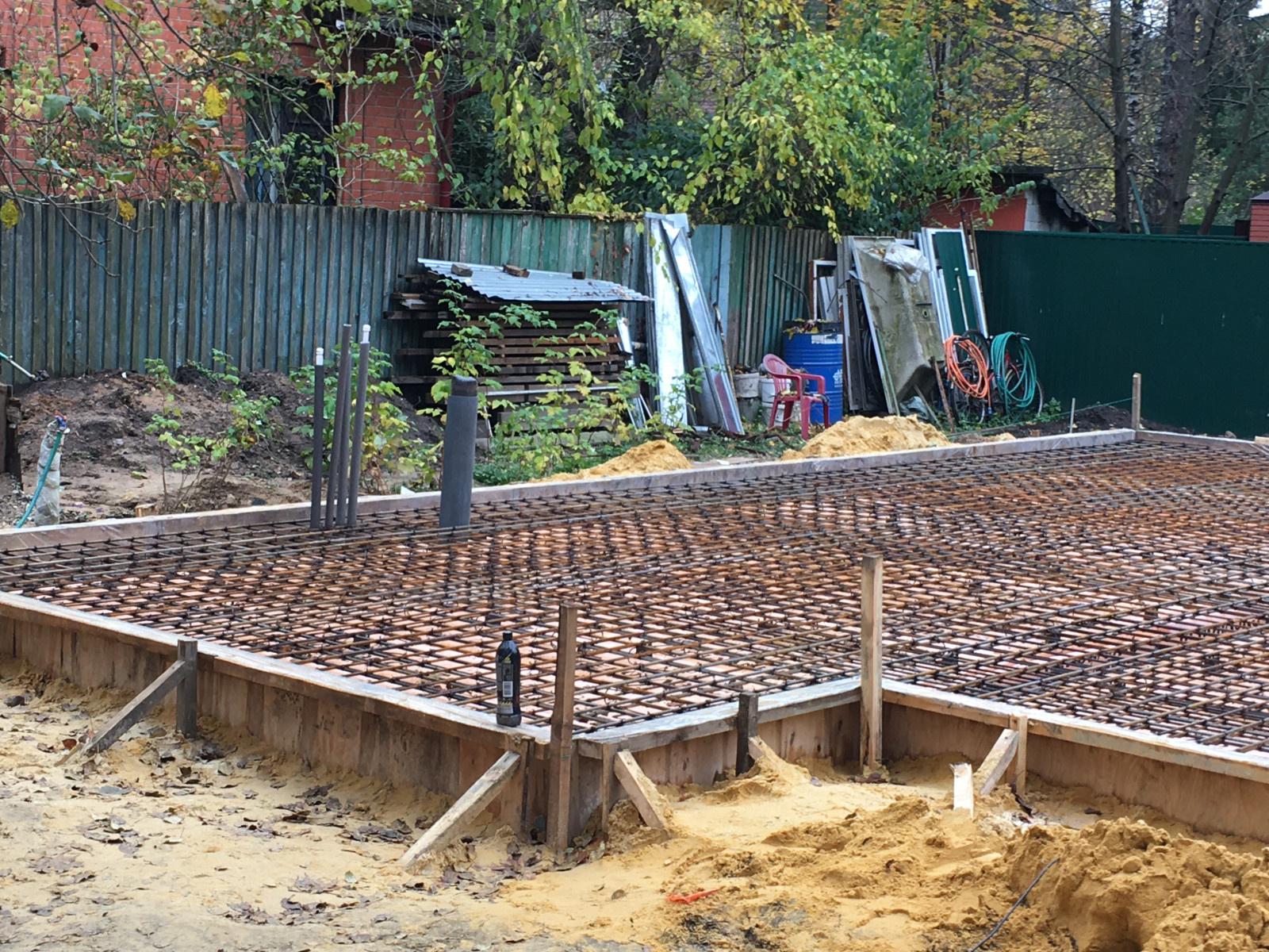 Плита+ ростверк коммуникации: вода, горячая холодная трубы отопления