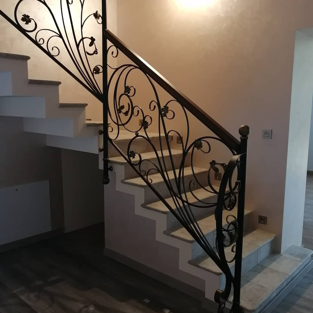 Кованые перила ручной работы с декор элементами