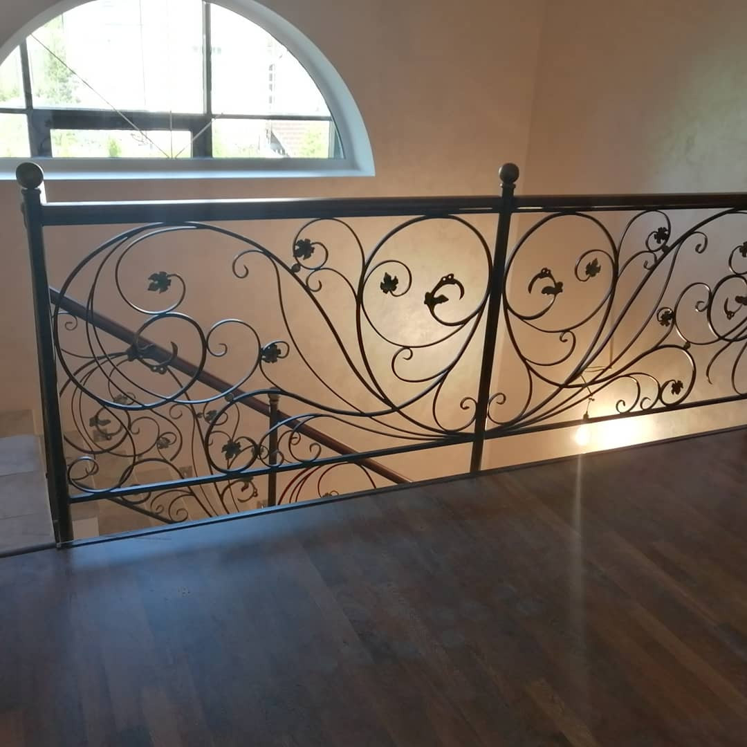 Кованые перила ручной работы с декор элементами