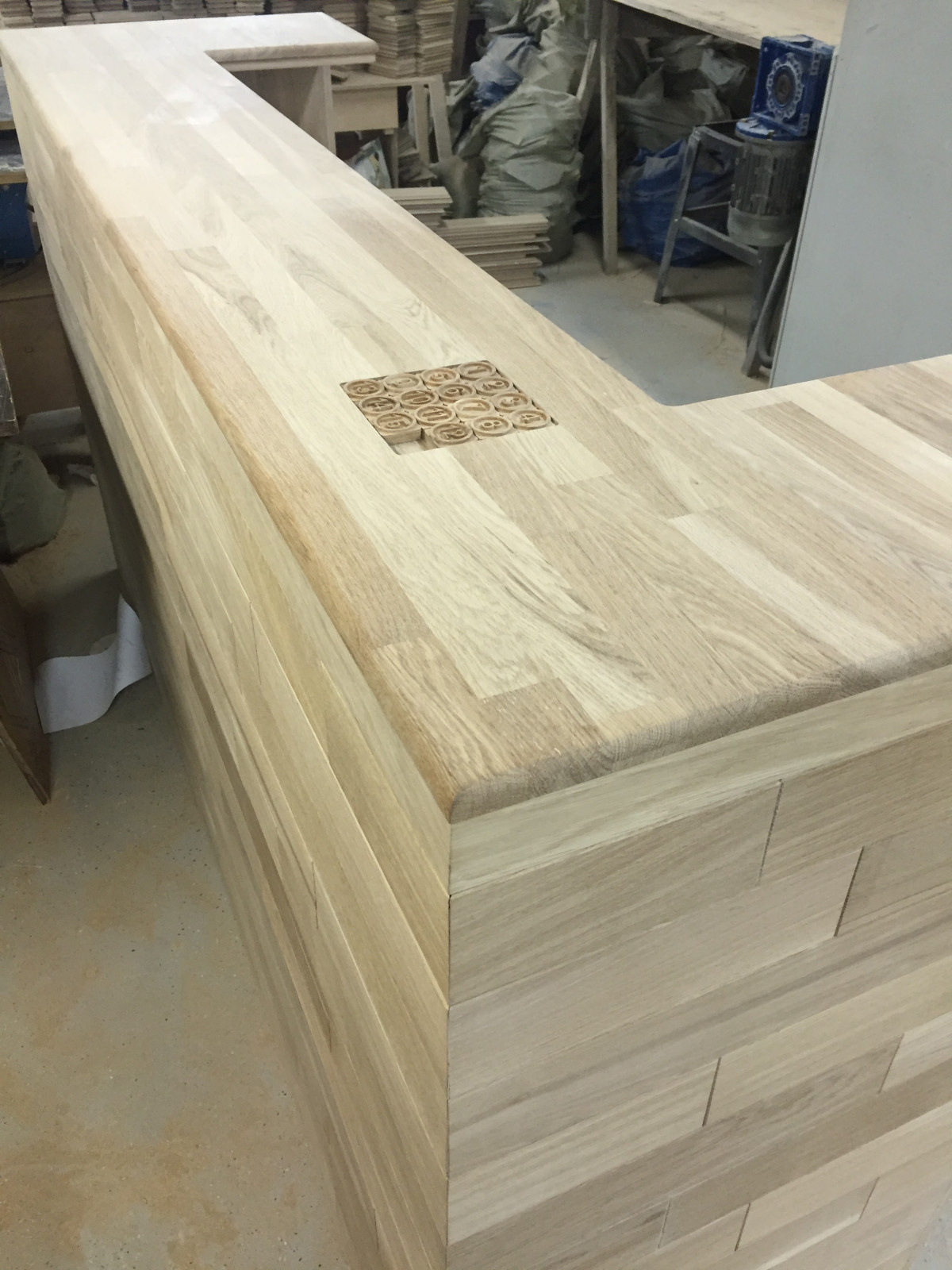 Стойка Ресепшен из массива дуба