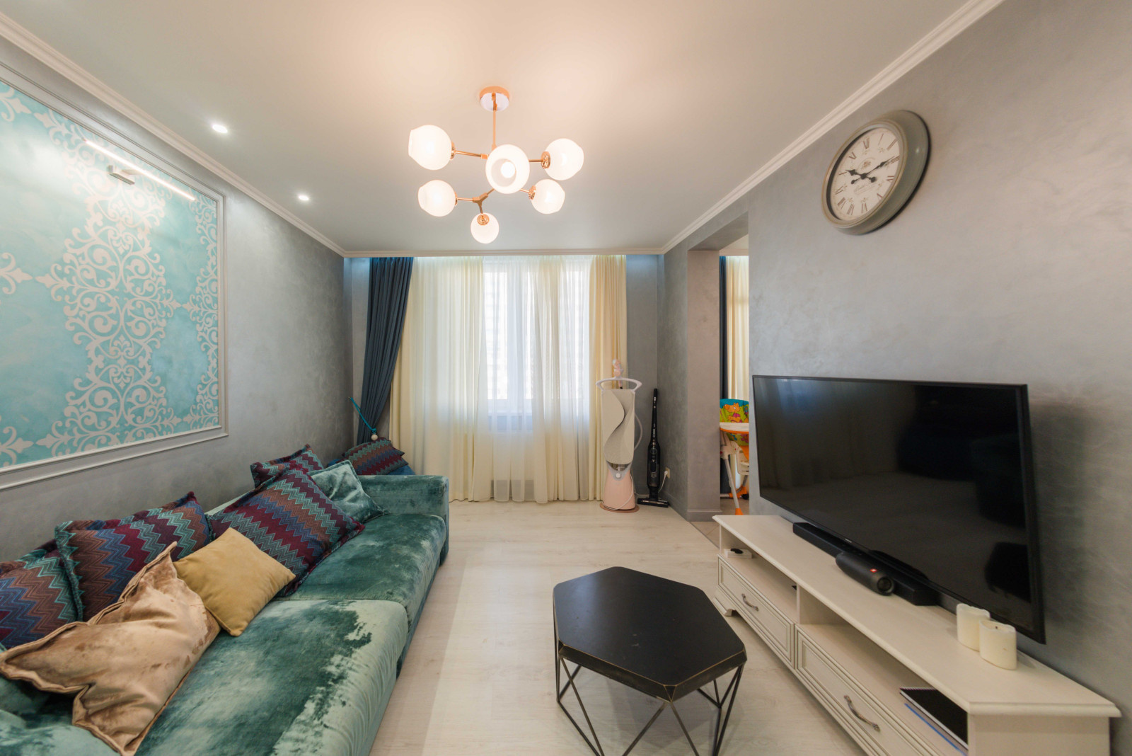 Eclectic apartment with oriental motives