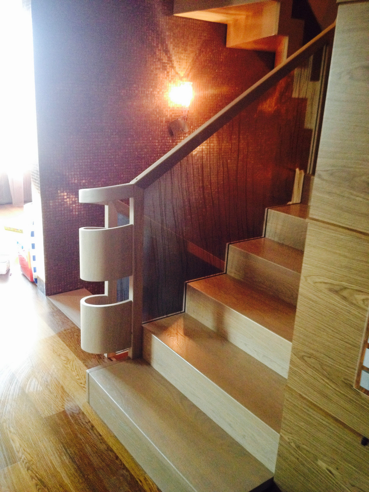 Деревянная лестница со стеклом "БРИОНИ"