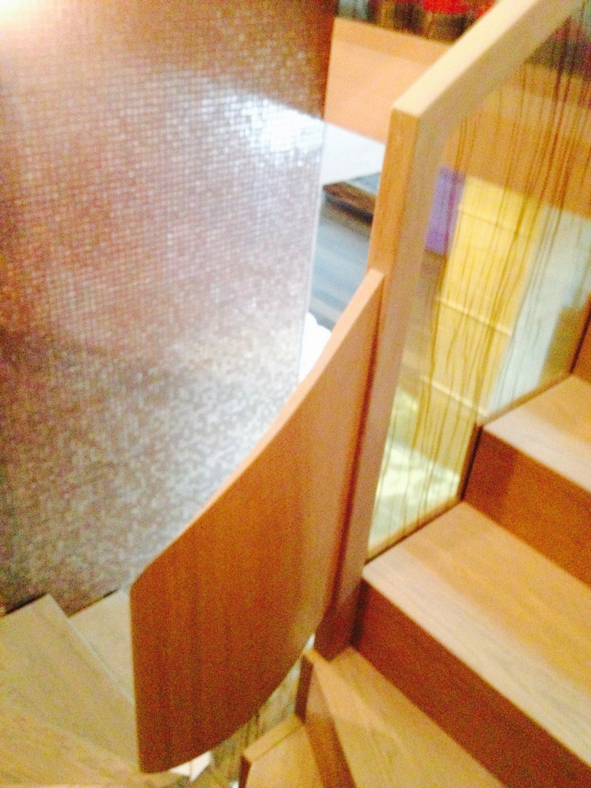 Деревянная лестница со стеклом "БРИОНИ"