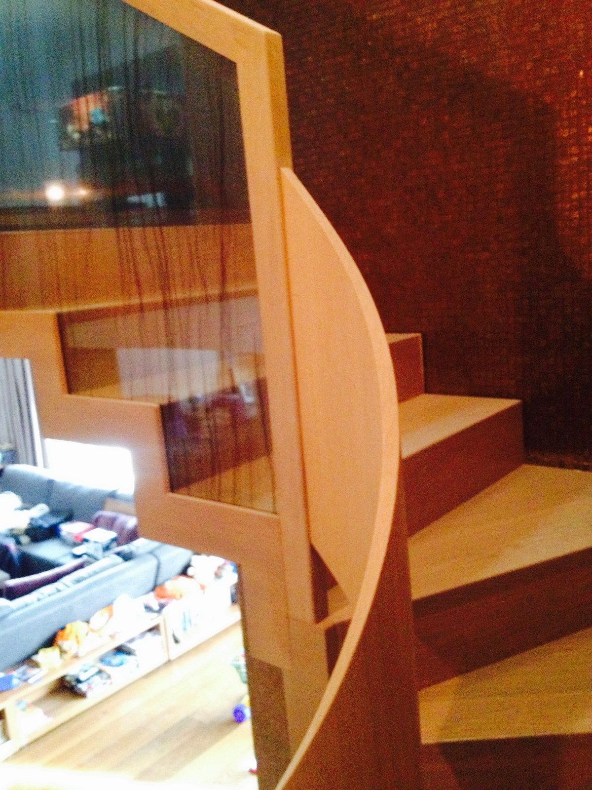 Деревянная лестница со стеклом "БРИОНИ"