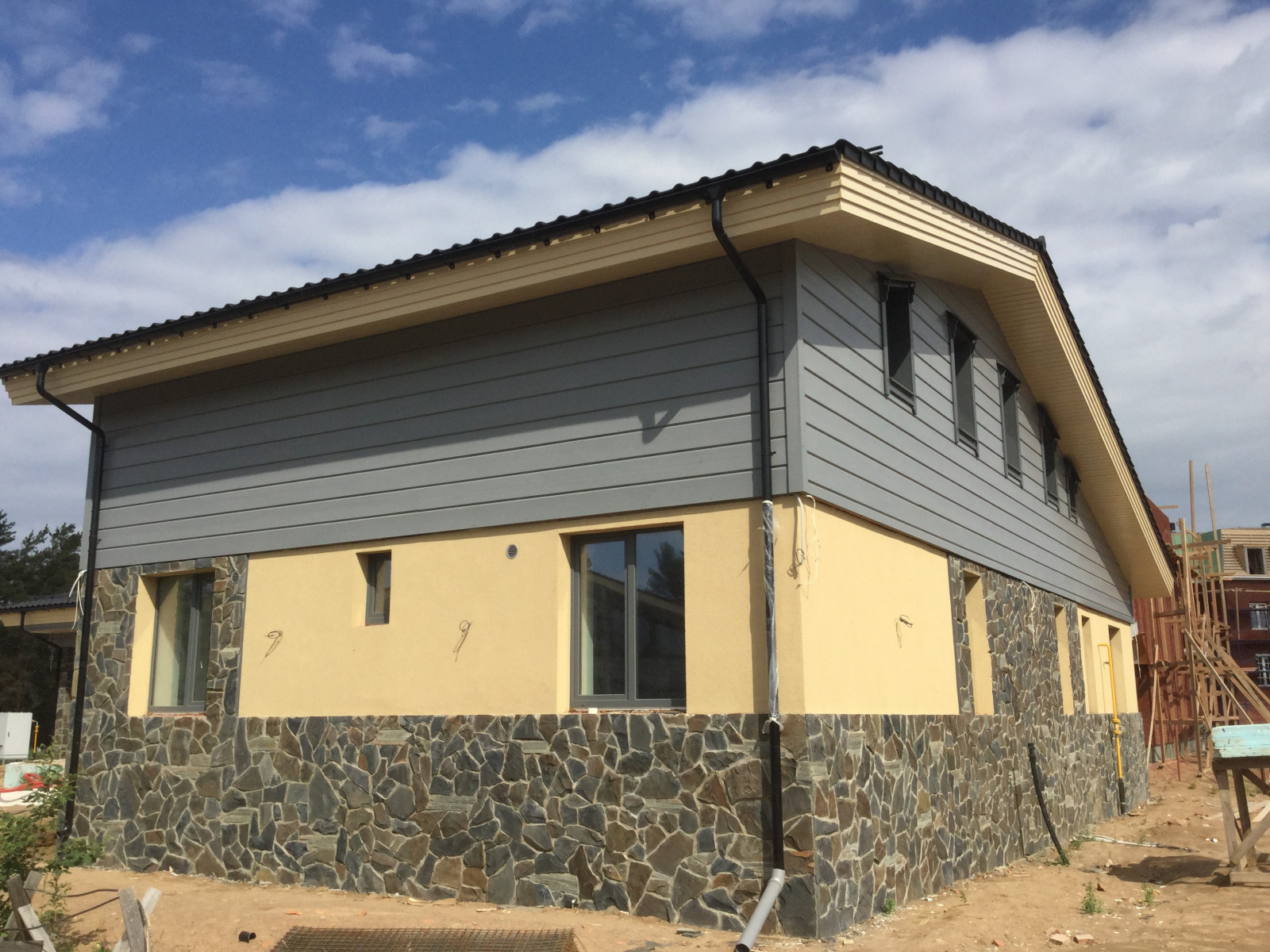 Загородное строительство домов из газобетона и кирпича