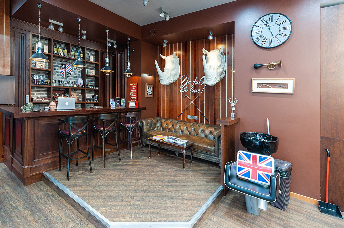 Барбершоп Trueman в Минске. Паркетная доска и винил