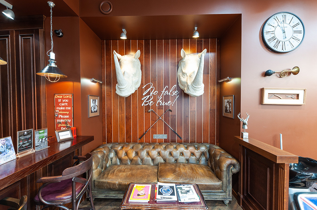 Барбершоп Trueman в Минске. Паркетная доска и винил