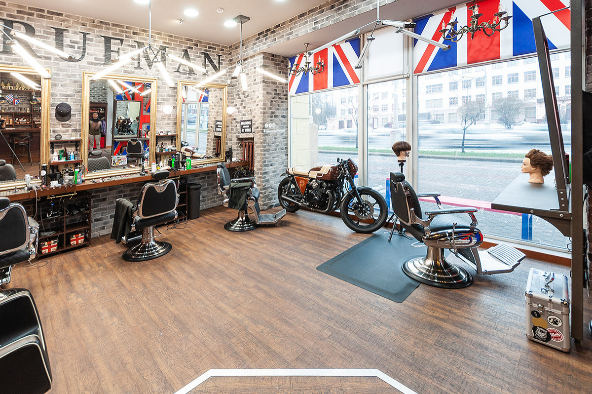 Барбершоп Trueman в Минске. Паркетная доска и винил