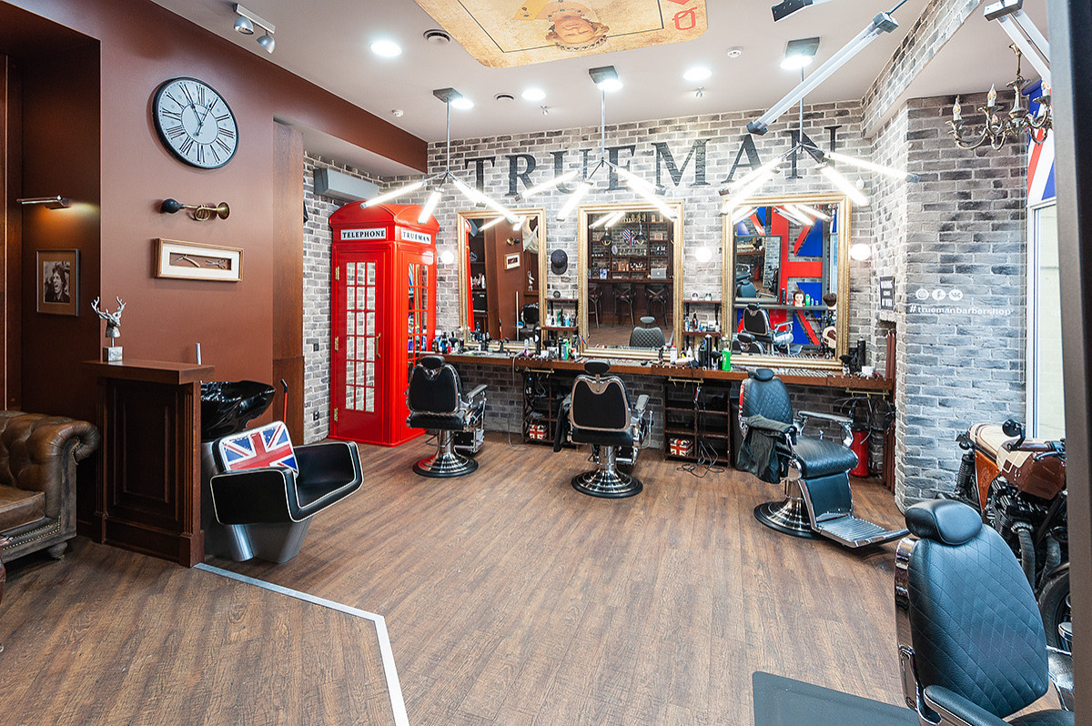 Барбершоп Trueman в Минске. Паркетная доска и винил