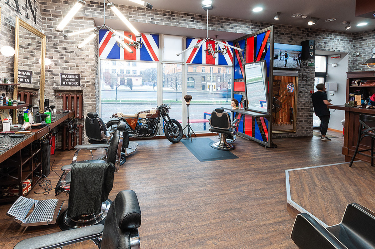 Барбершоп Trueman в Минске. Паркетная доска и винил