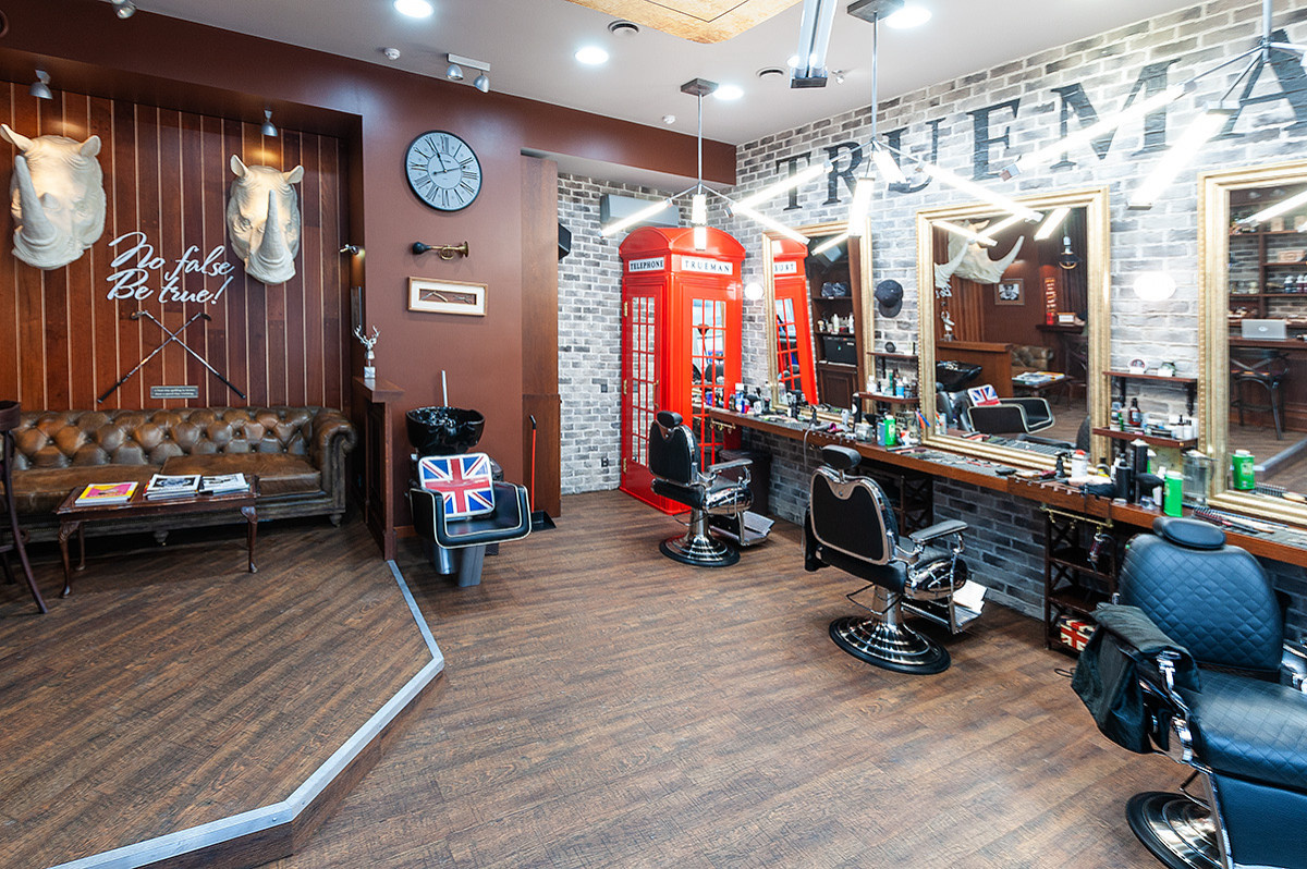 Барбершоп Trueman в Минске. Паркетная доска и винил